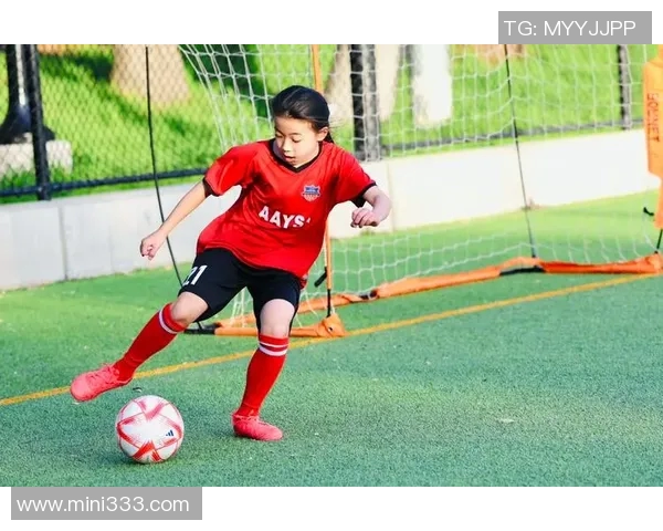 足球明星与女生短袖时尚搭配指南展现青春活力与运动魅力